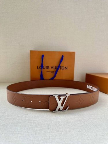 特 本款 4.0宽 Lv Initiales 双面腰带拥有 Xl Epi 皮革的较大粒面纹理，以移印工艺描绘路易威登标识，翻转即现 Monogram 压纹图案，