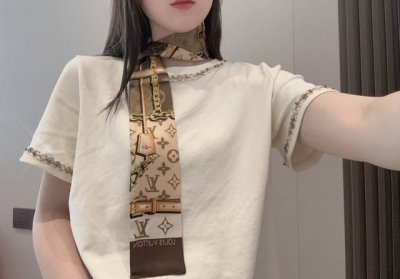 上新 Tiwlly姐妹款 Lv路易威登系列专柜束发带 飘带款！可当小围巾，绑头发，绑手袋，绑在手腕装饰！多功能随便你搭配！双面斜纹真丝！尺寸；8*120