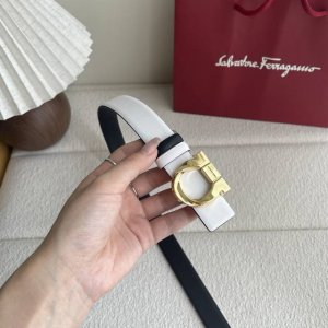 Ferragamo菲拉格慕现代经典 焕新演绎 双面双色设计彰显个性型格 配以抛光金色Gancini扣饰 镶式花边富有妙趣 增添精致活力 双面可用 宽2.5Cm