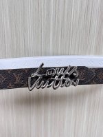 当季新款，腰带取材雍容牛皮革和 Monogram 帆布，便于随心切换两 式风尚。路易威登手写体标识化身为宽幅金属搭扣，于中央点亮视线 焦点，可为休闲和正式造型注