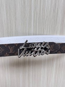 当季新款，腰带取材雍容牛皮革和 Monogram 帆布，便于随心切换两 式风尚。路易威登手写体标识化身为宽幅金属搭扣，于中央点亮视线 焦点，可为休闲和正式造型注