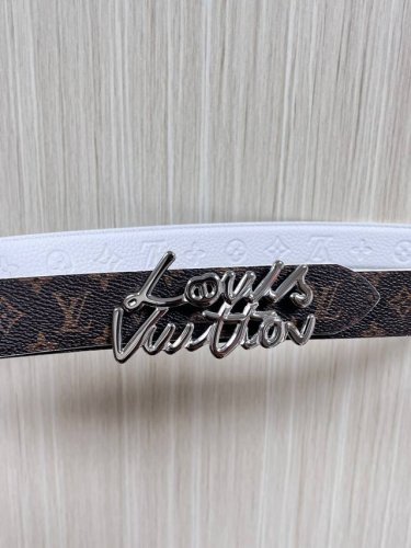 当季新款，腰带取材雍容牛皮革和 Monogram 帆布，便于随心切换两 式风尚。路易威登手写体标识化身为宽幅金属搭扣，于中央点亮视线 焦点，可为休闲和正式造型注