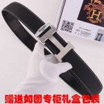 皮带：爱玛仕.Her...原单 腰带：百分百头层牛皮，保证真皮。24K纯钢扣双面可用专柜同等质量， 送人自用首选 包装： 请认准如图专柜包装，赠送打孔器，银联发