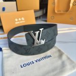 原版包裝 DDD L0Uis Vuitt0N 專櫃最新升級版本 寬度40Mm 原廠小荔面壓刻有花型圖案效果 內襯進口柔軟小牛皮底 搭配新款字母搭扣 百搭易襯！