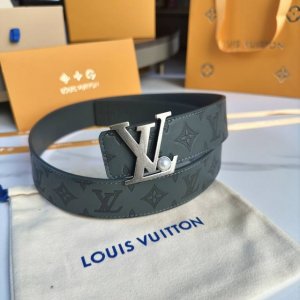 原版包裝 DDD L0Uis Vuitt0N 專櫃最新升級版本 寬度40Mm 原廠小荔面壓刻有花型圖案效果 內襯進口柔軟小牛皮底 搭配新款字母搭扣 百搭易襯！