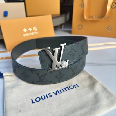 原版包裝 DDD L0Uis Vuitt0N 專櫃最新升級版本 寬度40Mm 原廠小荔面壓刻有花型圖案效果 內襯進口柔軟小牛皮底 搭配新款字母搭扣 百搭易襯！