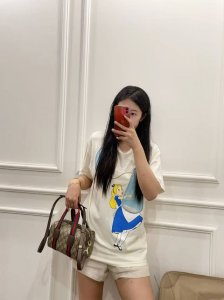 酷奇Gucci 波士顿枕头包 很酷很百搭 时尚潮流 任何搭配都能够轻松驾驭 Gucci酷奇枕头包 大容量 手提斜挎皆可 通勤必备 东西多的宝宝一定要入！ 尺寸：