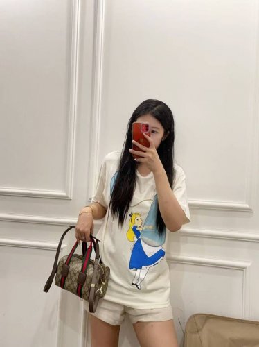 酷奇Gucci 波士顿枕头包 很酷很百搭 时尚潮流 任何搭配都能够轻松驾驭 Gucci酷奇枕头包 大容量 手提斜挎皆可 通勤必备 东西多的宝宝一定要入！ 尺寸：
