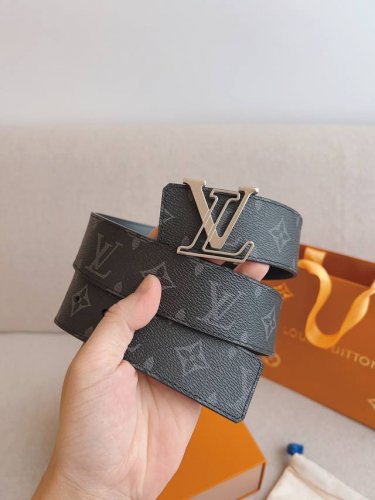Lv Line 40毫米双面腰带令Monogram Eclipse Reverse帆布和无纹牛皮革各持一面，Lv Line 搭扣展现镂空L字的创意巧思，于昼夜场
