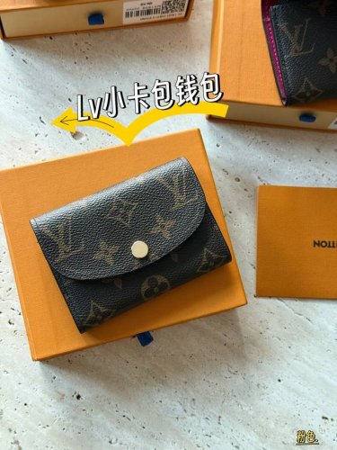 配盒 尺寸：11*8Cm L家 豆豆卡包！！ Mini尺寸的包包大行其道， 所以超小更加实用， 小而强大， 拿到手里就会爱上！！