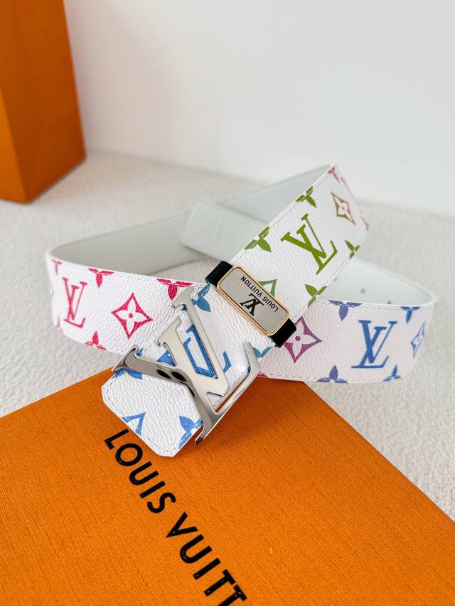 品名： Lv..路易..威登腰带皮带原单 型号：挂扣，经典纯钢材质挂扣，头层牛皮，图片实物拍摄 材料：头层牛皮，挂扣系列，纯钢材质扣头，钯镀电镀工艺永不掉色。原