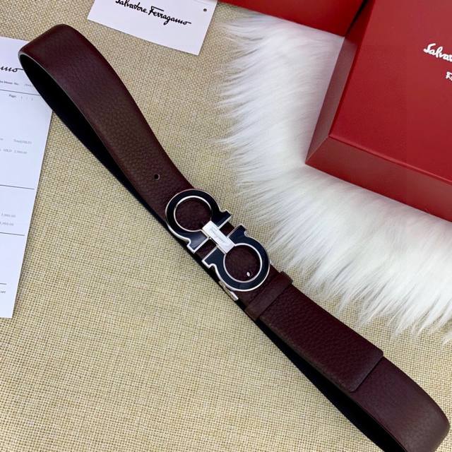 宽度3.5Cm Ferragamo 菲拉格慕 无线荔枝纹 双面头层牛皮皮带，配有精品树脂扣 Gancio 扣 。该皮带可调节，且能根据需要剪裁，达到修身效果