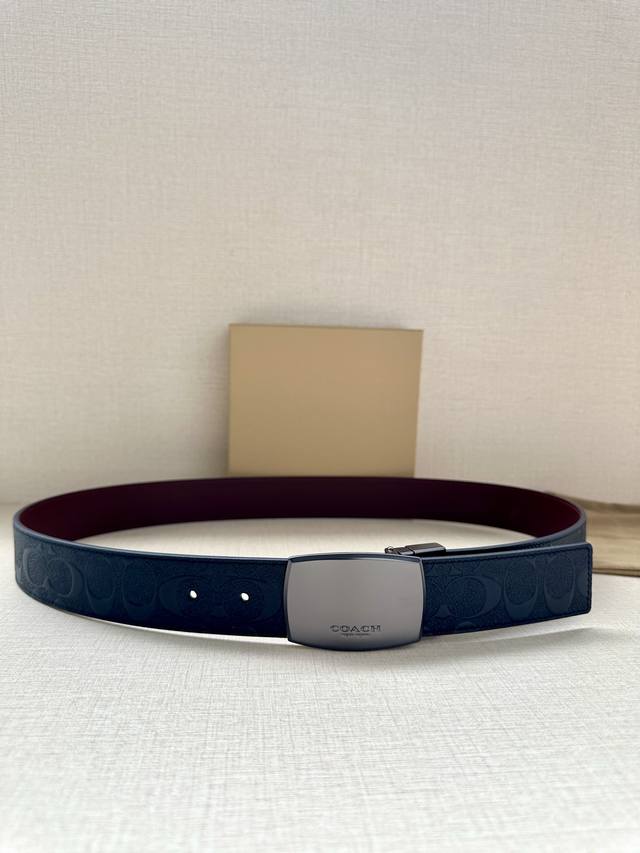 宽度3.8Cm Coach 这款两面双面腰带一面为经典花纹标志材质，另一面为精制皮革材质，配有标志性扣件，将两种外形合二为一。通过简单的说明，可用剪刀剪裁至完美