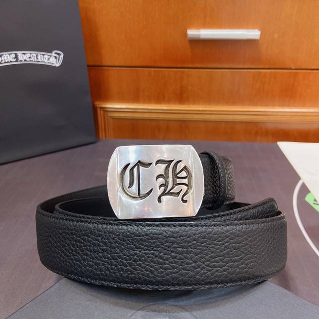 克罗心 可拆卸款 黄铜镀银925挂扣，带身进口头层牛皮融合了摇滚朋克、哥特、街头嘻哈等元素，其设计风格独特，充满了神秘和奢华的气息。 宽度3.8Cm。