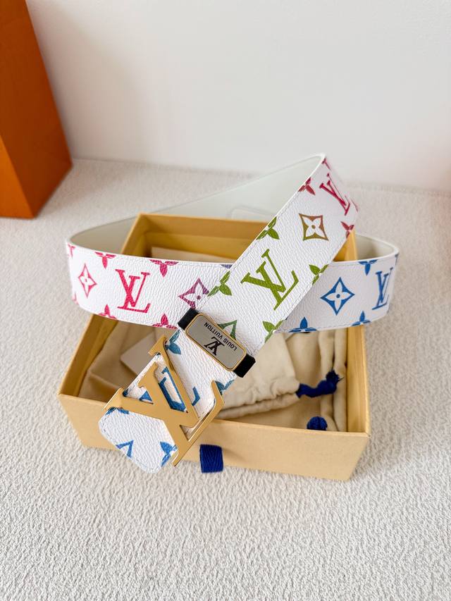 品名： Lv..路易..威登腰带皮带原单 型号：挂扣，经典纯钢材质挂扣，头层牛皮，图片实物拍摄 材料：头层牛皮，挂扣系列，纯钢材质扣头，钯镀电镀工艺永不掉色。原