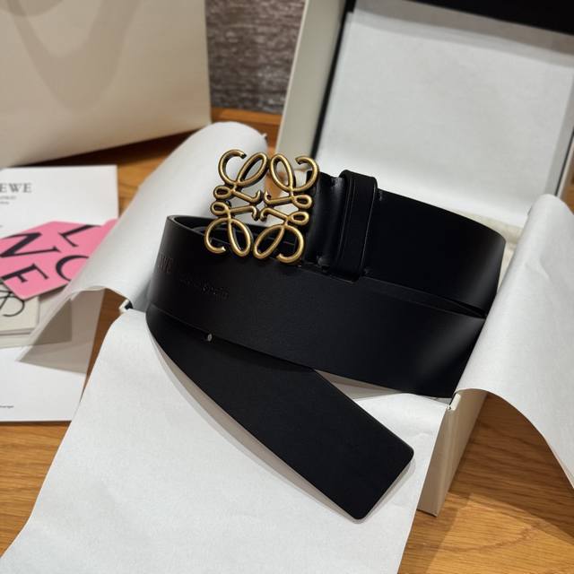 意威新款男士腰带 专柜最新同款腰带，选用头层牛皮制作腰带，配有品牌 Anagram针扣五孔调节，卓越的工艺 个性的造型 精美的材质. 宽度：40毫米 *皮质*：