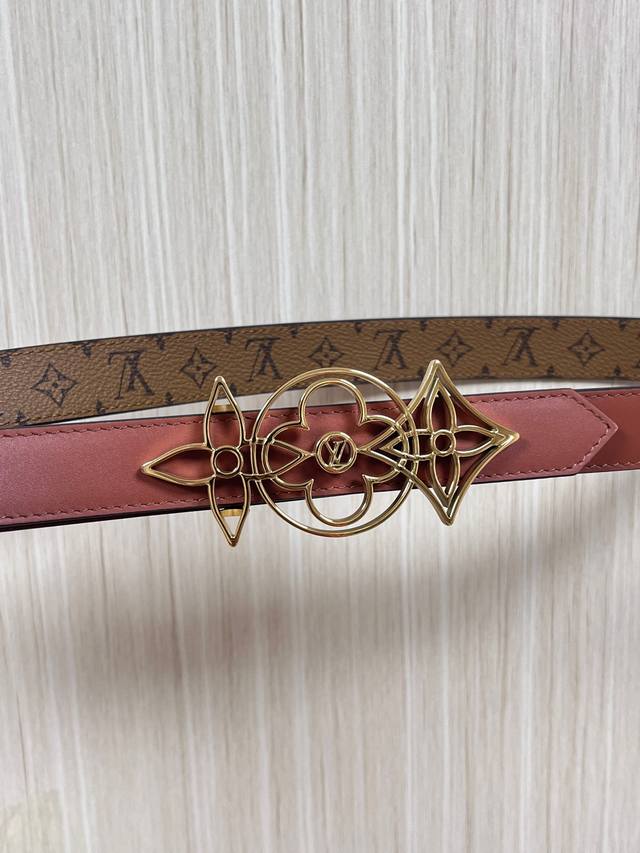 当季新款，2.5宽双尖原单1比1.一面帆布印黄花，一面棕色进口牛皮，.搭配精品花机扣。