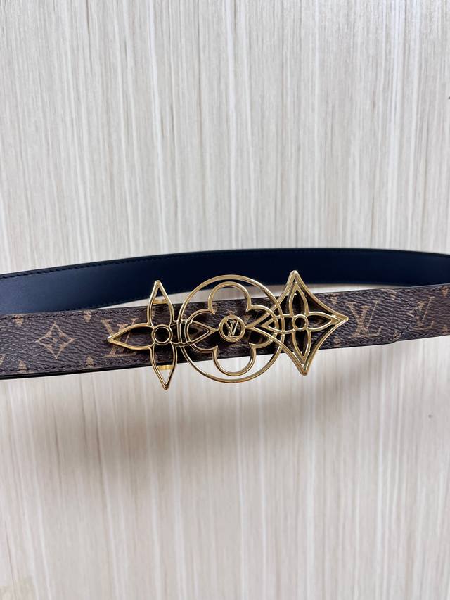 当季新款，2.5宽双尖原单1比1.一面帆布印老花，一面黑色进口牛皮，.搭配精品花机扣。