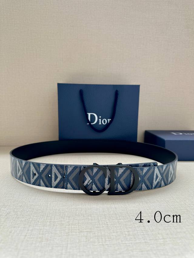 宽度4.0Cm 这款 40 毫米双面腰带结合典雅气质与摩登风范。双面设计，一面采用黑色 Oblique 印花，另一面采用黑色粒面牛皮革。腰带长度可调节，可与各式