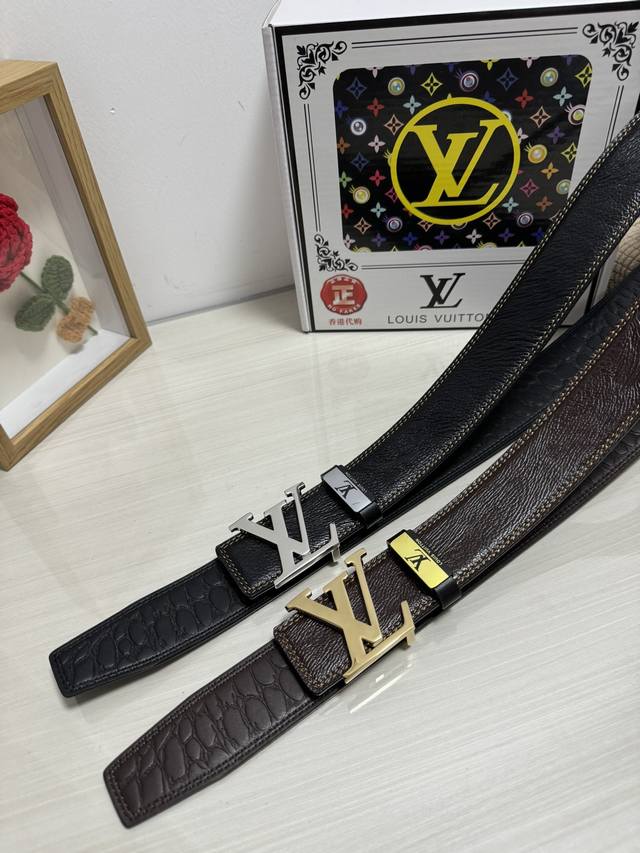 品名：Lv..路易..威登 材质：原单牛皮腰带 百分百头层牛皮腰带保证真皮，24K纯钢扣，专柜原单品质、做工精细，时尚大牌，送人自用首选 包装： 请认准如图专柜