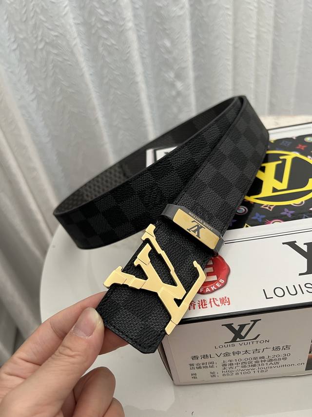 品名：Lv..路易..威登原单 材质：原单牛皮腰带 百分百头层牛皮腰带保证真皮钢扣，专柜原单品质、做工精细，时尚大牌，送人自用首选 包装： 请认准如图专柜包装赠