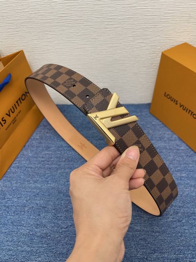 品牌 Lv 4．0Cm 550113 描述 这款饰有Lv带扣的腰带配以水牛皮衬里，覆以Monogram 牛皮。展现细腻的品牌特质，是牛仔裤的理想配件 Lv字母带