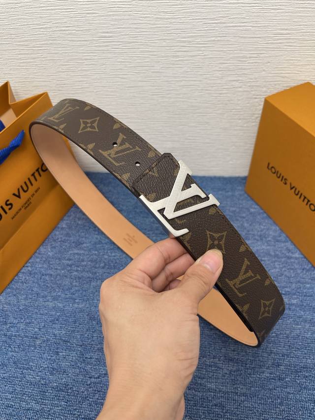 品牌 Lv 4．0Cm 550108 描述 这款饰有Lv带扣的腰带配以水牛皮衬里，覆以Monogram 牛皮。展现细腻的品牌特质，是牛仔裤的理想配件 Lv字母带