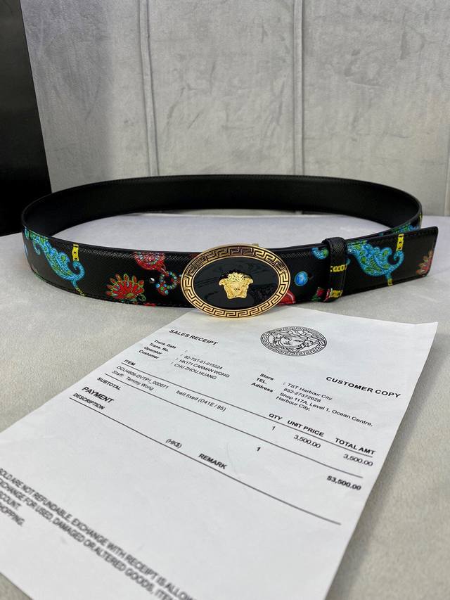 宽度4.0Cm Versace 范思哲 此款palazzo腰带采用牛皮革面料制作，并饰有Le pop Classique图案印花和标志性的椭圆美杜莎五金配件。