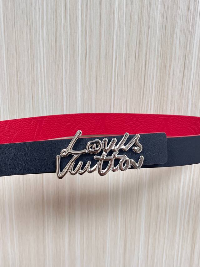 当季新款，3.0宽一面红色进口牛皮压花，一面黑色小牛皮，搭配精品铁丝扣，