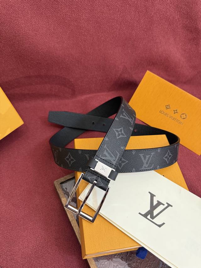 Lv 3.5腰带，Slender 皮带线条流畅，风格现代，具备无与伦比的多样性。采用深沉的印花皮革制成，一侧表面光滑，另一侧则压印有Monogram图案。最后点