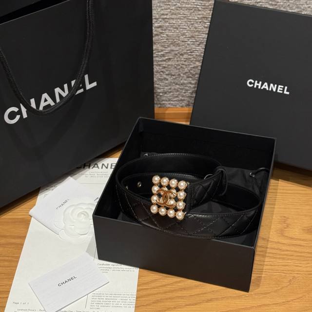 香家新款女士腰带 经典金属双C字母标志，采用菱格羊皮，羊皮质感超柔软，五金扣头做工非常好，显示腰型，巨百搭，搭配裙子 风衣 牛仔裤都很奈斯. 宽度30Mm