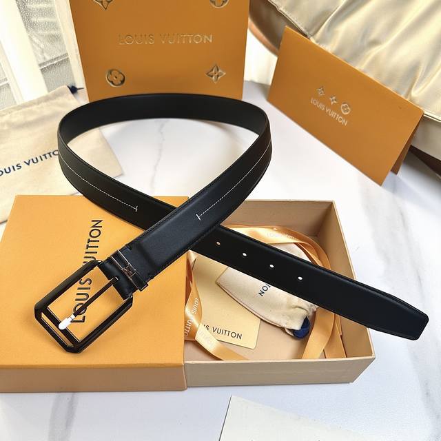 L0Uis Vuitt0N 今季新品 原單腰帶 寬度35毫米 雙面進口小牛皮 尾部獨特的尾巴五金設計 帶身機車縫白色線 線條流暢工整 與黑色皮革形成鮮明對比 彰