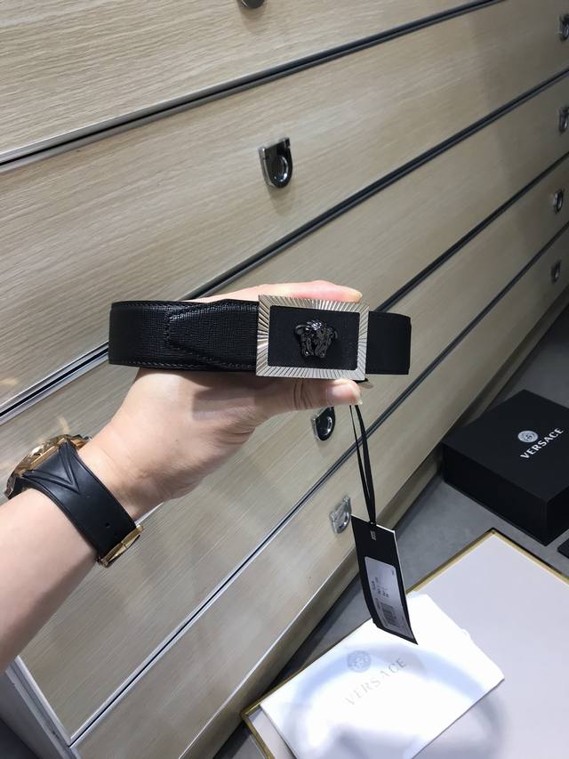 配送专柜包装 打孔针 专柜同款、实拍专柜官网，支持Nfc尺寸:35Mm，原版立体人头钢扣 美人头，极富设计美感 ，采用原版十字纹牛皮，清晰美观，皮质软，手感舒适