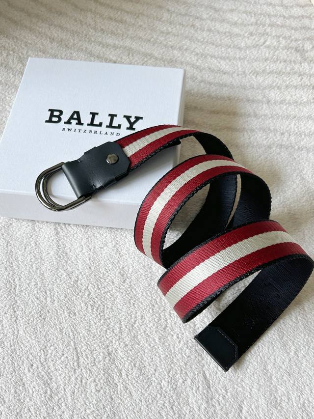 Bally 巴利 专柜同款 男士休闲布带 这款 Coer 双面腰带以黑色皮革制成，搭配织物 Bally Strie 细节。正面饰有枪色钯金属搭扣。