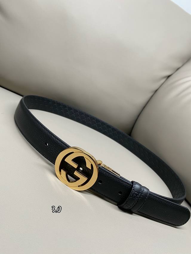 3.0宽度这款Gg Marmont系列胺带是2025早秋系列之一。这款皱带从品牌典藏设计随取灵感，以粒闻皮革近心打造，配以浅金色调双G造型搭扣，尽释别一。
