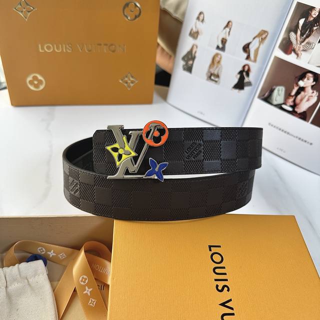 驢家專櫃最新升級版本 寬度40Mm 原廠小牛皮雙面進口原版牛皮 雙面壓紋設計 可雙面使用 搭配新型字母搭扣 百搭易襯！