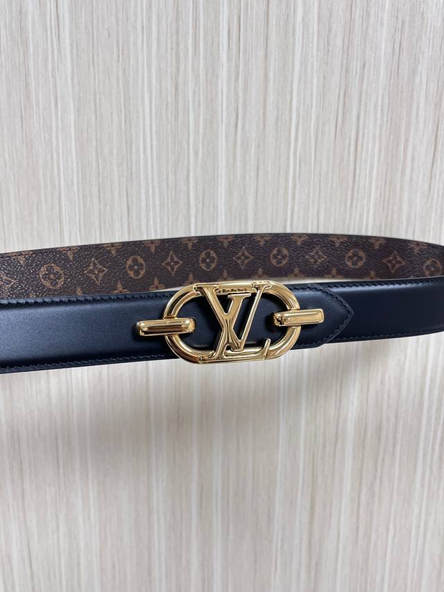 当季新款，腰带取材雍容牛皮革和 Monogram 帆布，便于随心切换两 式风尚。路易威登手写体标识化身为宽幅金属搭扣，于中央点亮视线 焦点，可为休闲和正式造型注