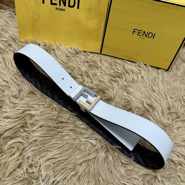 Fendi 芬迪 专柜同款 宽4.0Cm 双环正反用腰带 Ff按钉搭扣 白色Cuoio Romano皮革材质 反面面料带有烟草黄和黑色Ff图案 四方金属饰面 时