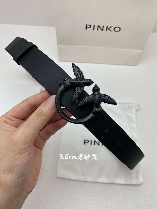 pinko燕子品牌标志性的标识经重新诠释后，以光彩夺目的金色调呈现在这款女腰带美点3.0Cm
