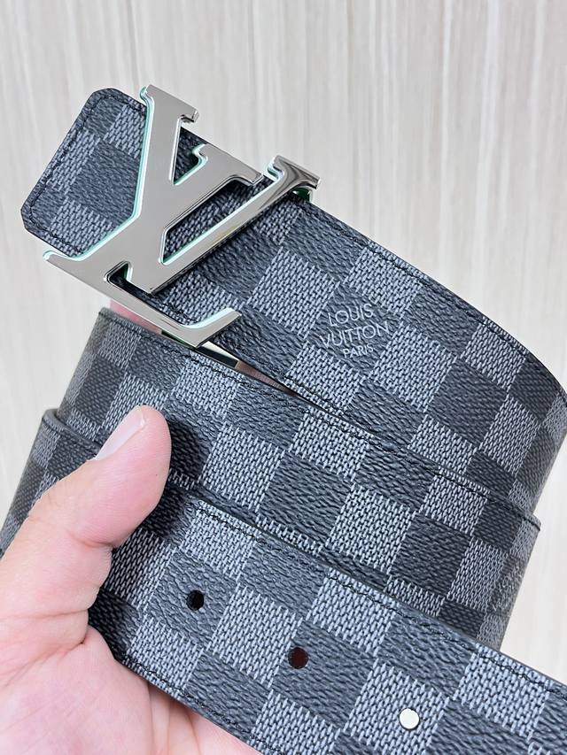 4.0宽当季新款，帆布印黑色格子，另一面进口黑色小牛皮。搭配精品三层底绿扣头。实物实拍，官网同步。黑色格子。底绿扣