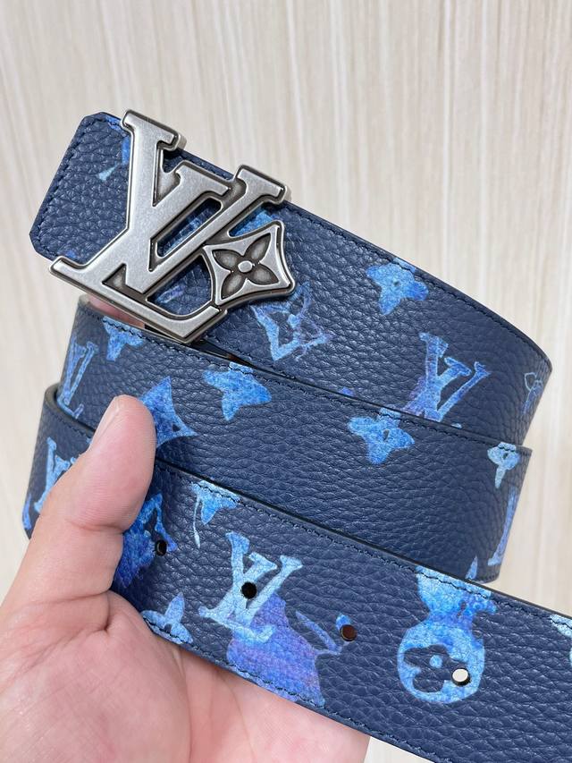 本款 双面腰带以水彩效果捕捉画家的创意瞬间，将 Monogram 图案浮现于晕染底色，翻转即现素净一面。哑光 搭扣再添品牌格调。Monogram 帆布，小牛皮，