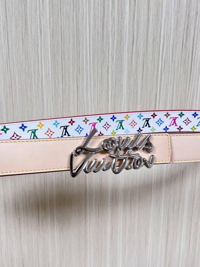 当季新款，腰带取材雍容牛皮革和 Monogram 帆布，便于随心切换两 式风尚。路易威登手写体标识化身为宽幅金属搭扣，于中央点亮视线 焦点，可为休闲和正式造型注