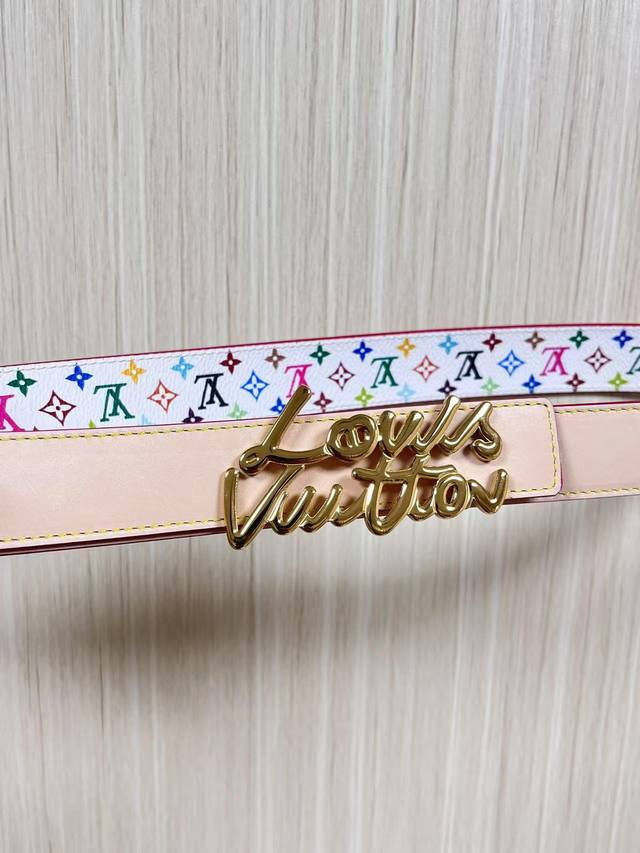 当季新款，腰带取材雍容牛皮革和 Monogram 帆布，便于随心切换两 式风尚。路易威登手写体标识化身为宽幅金属搭扣，于中央点亮视线 焦点，可为休闲和正式造型注