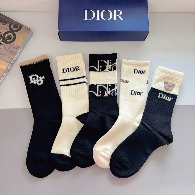 配包装 一盒5双 Dior 迪奥经典长筒袜子、高版本兔绒材质 ，经典D字母图案Logo，大牌出街，潮人必备，超好搭！