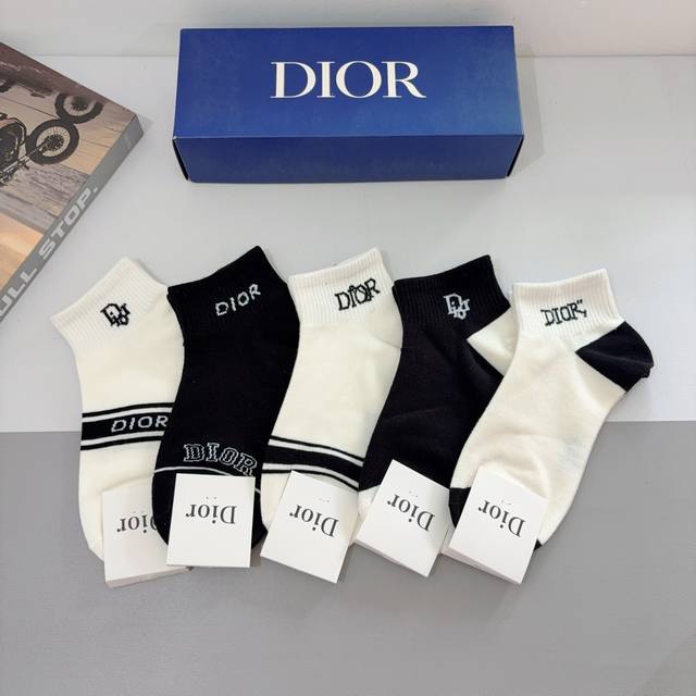 配包装 一盒5双 Dior 迪奥2025新款短筒袜子！纯棉面料，火爆Ｄ图案，专柜同步船袜袜 大牌出街，潮人必备超好搭